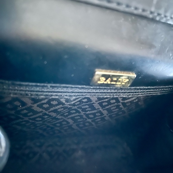 Vintage Bally Handbag with Gold Emblem – Timeless Elegance - Picture 4 of 6